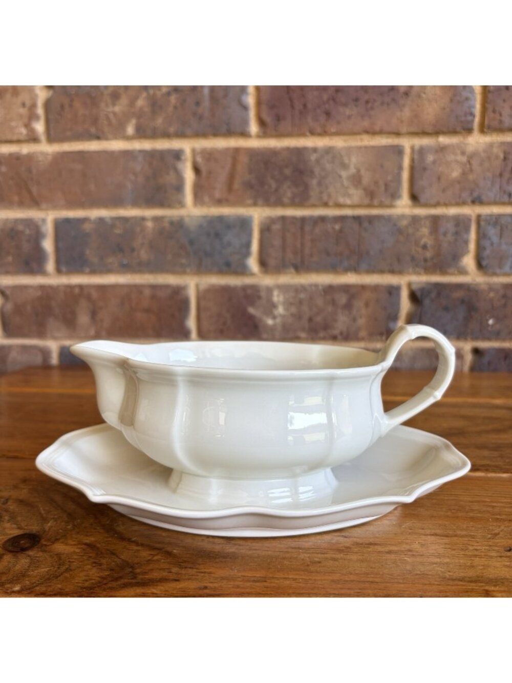 Villeroy & Boch Manoir Vitro Porcelain Gravy Boat & Attached Underplate EUC